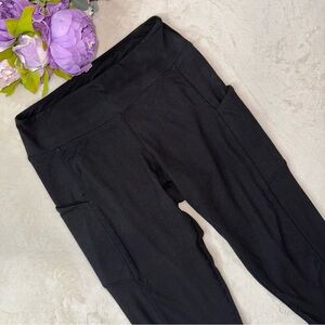 Boutique Black Pocketed Cropped Leggings